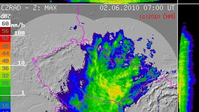 Východ republiky zahalily dešťové mraky, ukazuje meteoradar