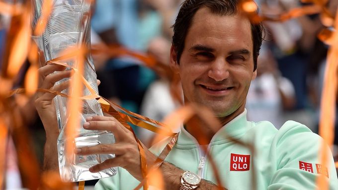 Roger Federer s vítěznou trofejí v Miami.