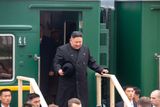 V ranních hodinách zastavil vlak severokorejského vůdce v ruském pohraničním městě Chasan, kde byl oficiálně přivítán ruskou vládní delegací. Okázalé přijetí ale poznamenal drobný problém, když strojvůdce Kimova vlaku minul připravený červený koberec a musel se soupravou několik metrů couvat.