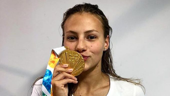 Barbora Seemanová s medailí z olympijských her mládeže.