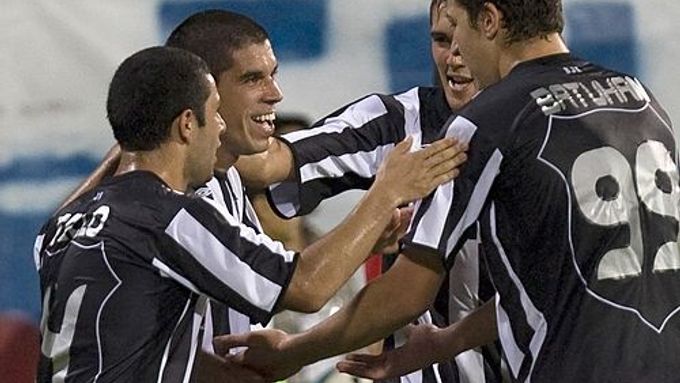 Fotbalisté Besiktase se radují z gólu v síti Tiraspolu. Druhý zleva je Ricardinho (2nd L), dále pak Rodrigo Tello (velvo), Batuhan (vpravo) a Serdar Kurtulus (druhý zprava).