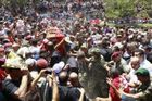 Pohřeb zavražděného politika přerostl v masový protest