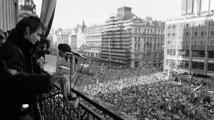 Šimon Pánek na balkoně Melantrichu 10. prosince 1989.