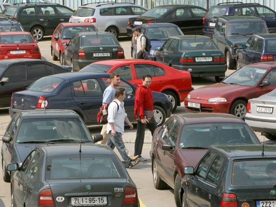 Čtěte také Parkoviště továrny Barum je plné aut