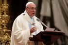Papež opět podpořil biskupa, který prý kryl zneužívání. Omluvil se ale obětem za volbu slov