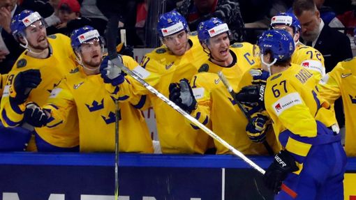 Rickard Rakell slaví druhý gól Švédska
