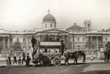 Počátky pražské hromadné dopravy sice sahají až do roku 1830, kdy vznikla omnibusová linka, ale tento i další podobné pokusy ztroskotávaly na nezájmu obyvatel. To se změnilo právě až s koňkou. (Na ilustračním snímku omnibus v Londýně.)