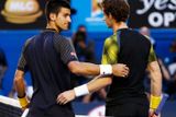 Novak Djokovič a Andy Murray se zdraví před finálovým zápasem.