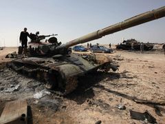 Zničený tank vládních sil v Adžedábíji.
