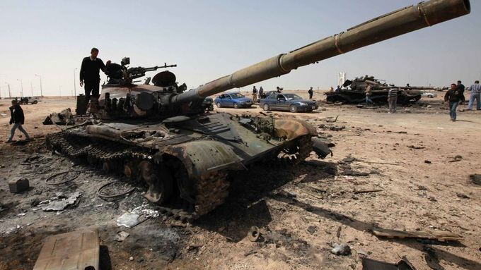 Zničený tank vládních sil v Adžedábíji.