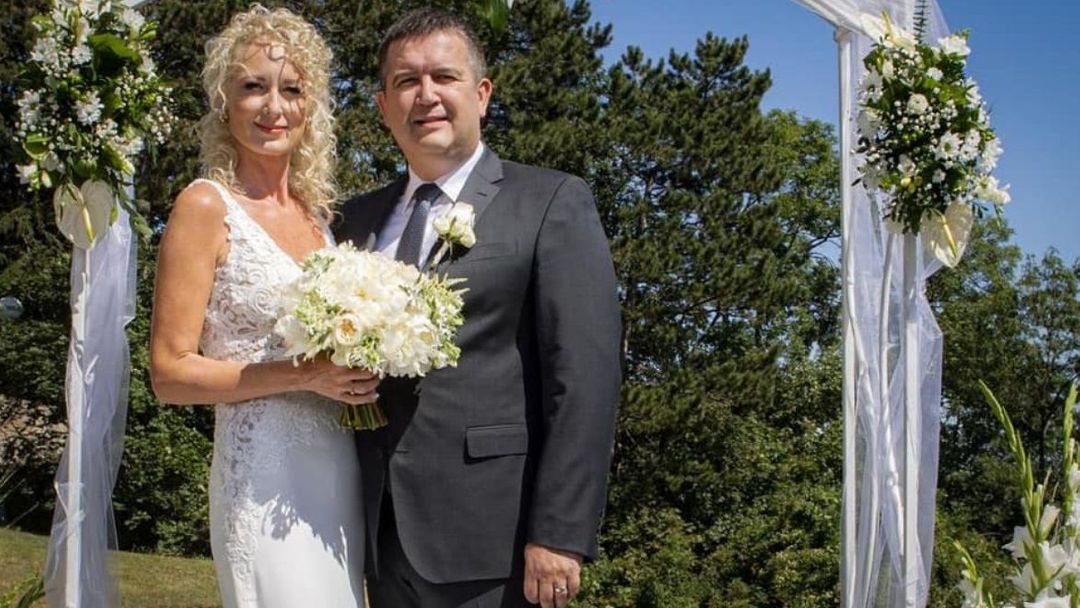 "Náš příběh možná obsahuje spoustu klišé, ale jsou věci, které neovlivníte, každý to jistě znáte. S Gábinou jsme se potkali při práci, zamilovali jsme se, a dneska jsme se vzali."