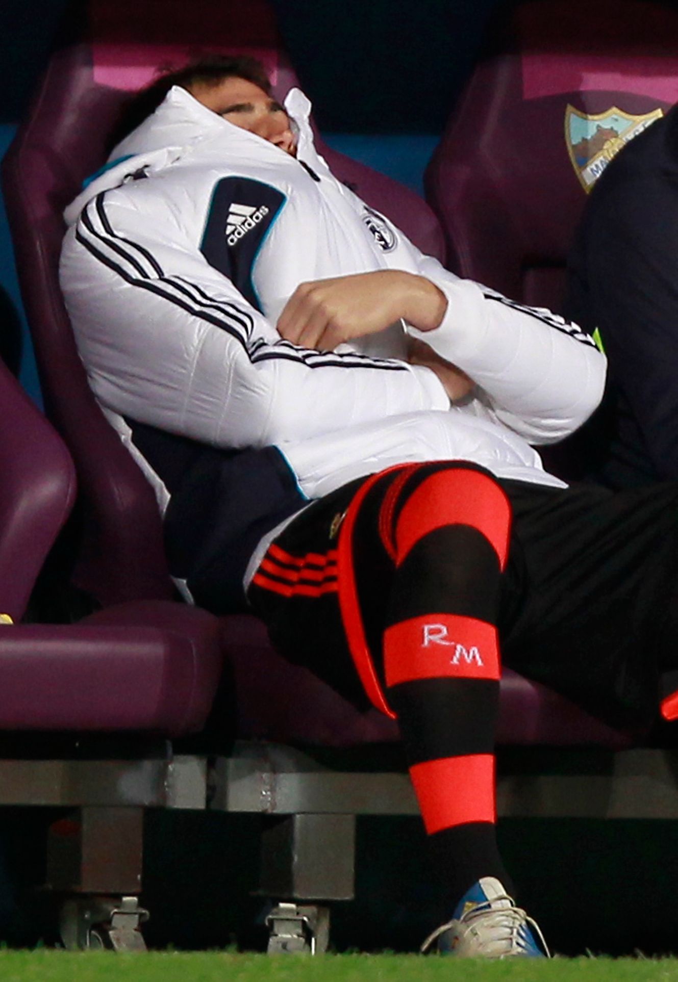 Brankář Iker Casillas na lavičce Realu Madrid v zápase proti Málaze