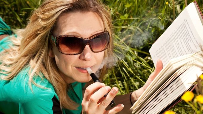 Podle posledních průzkumů Eurostatu přinesla elektronická cigareta úspěch až 14 procentům lidí, kteří přestávali kouřit. (Ilustrační foto)