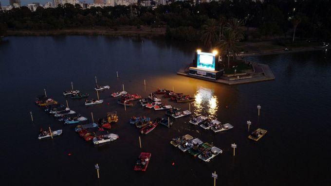 Obrazem: Izrael otevřel plovoucí kino. Na jezeře v parku lidé dodržují rozestupy