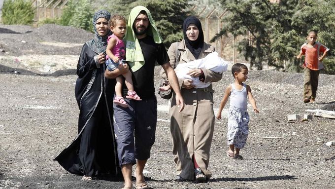 Na nárůstu počtu uprchlíků se podílí především konflikt v Sýrii (na snímku syrští uprchlíci přecházejí do Turecka).