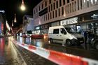 Tři zranění po útoku nožem v Haagu. Po pachateli pátrá policie