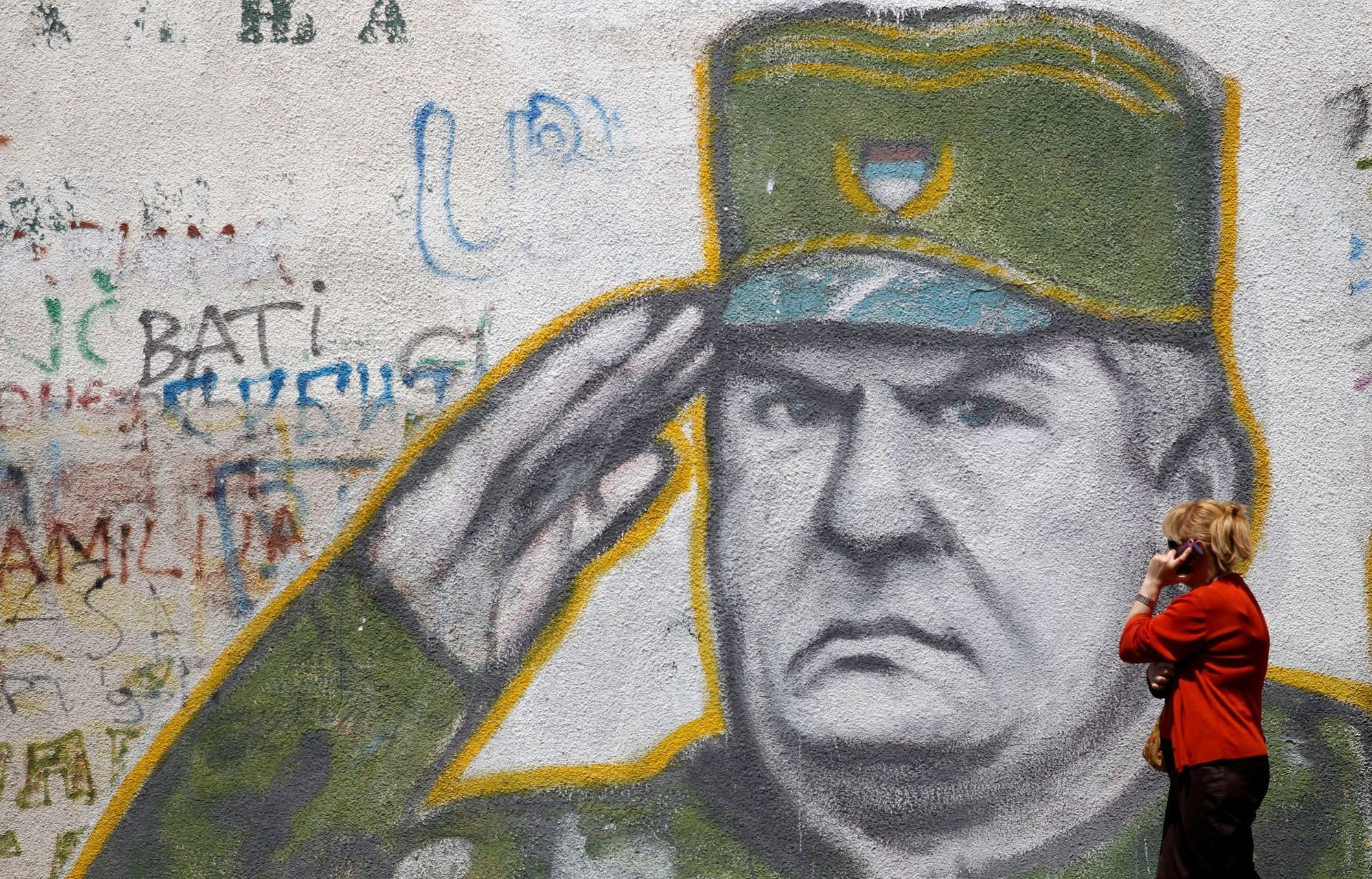 Portrét Ratka Mladiče na zdi na předměstí Bělehradu.