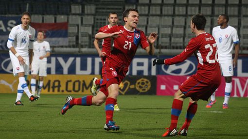 Čeští fotbalisté David Lafata a Vladimír Darida slaví gól v přátelském utkáním se Slovenskem v listopadu 2012.
