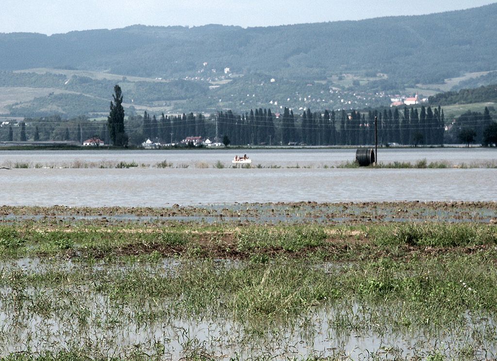 Foto: Povodně v roce 2002 v povodí Ohře a Labe / Zatopená oblast Terezínsko