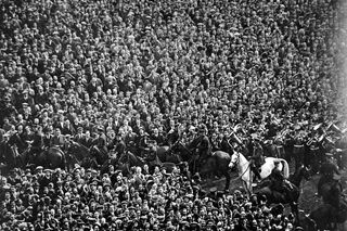 Fotografie tisíců fotbalových fanoušků mířících na stadion ve Wembley před začátkem finále F.A. Cupu 1923 mezi Boltonem Wanderers a West Hamem United.