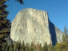 Proslulá stěna El Capitan v kalifornských Yosemitech.