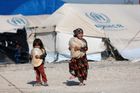 Chybí voda a lidé prchají. Manželky bojovníků z IS popsaly tábory na severu Sýrie