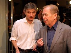 Dramatik Václav Havel a režisér David Radok (vlevo) přicházejí na tiskovou konferenci před premiérou hry Odcházení v divadle Archa.