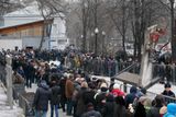 Se zavražděným Borisem Němcovem se od rána přišly rozloučit tisíce lidí.