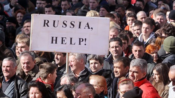 Výmluvné heslo na demonstraci v Srbské Mitrovici.
