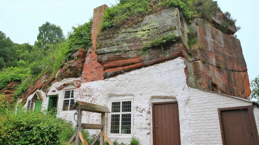 Dům nebo jeskyně? V pískovcových jeskyních strmého útesu Kinver Edge ve střední Anglii našli útočiště už troglodyté. Jedna ze skal, Holy Austin, byla až do reformace poustevnou. Poté se v ní bydlelo, a to až do 50. let minulého století. Dnes je častým cílem turistů. foto: Andrew Whitman