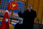 Turecké referendum kritizují i nezávislí pozorovatelé. Nepřijatelné, vzkázala Ankara