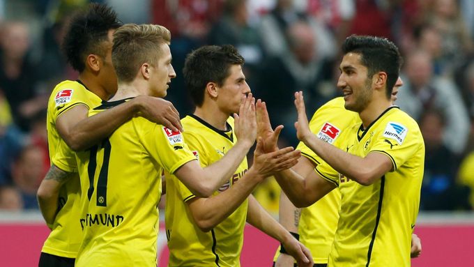 Borussia Dortmund (Aubameyang a Reus) slaví výhru nad Bayernem.