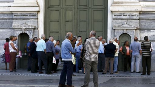 Řekové, povětšinou penzisté, před pobočkou centrální banky v Aténách.