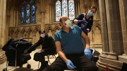 Očkovací místo zřídili v Anglii přímo v gotické katedrále.