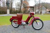 V 50. letech se malé mopedy staly naprostým hitem. Byly konstrukčně jednoduché, poměrně cenově dostupné, rozhodně víc než jakékoli auto a i tehdejší skutečné, dospělé motorky.