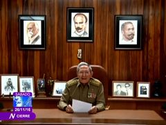 "Dnes ve 22:29 zemřel vrchní velitel kubánské revoluce Fidel Castro Ruz. Vždy kupředu, k vítězství," oznámil Kubáncům v přímém televizním přenosu Raúl Castro.
