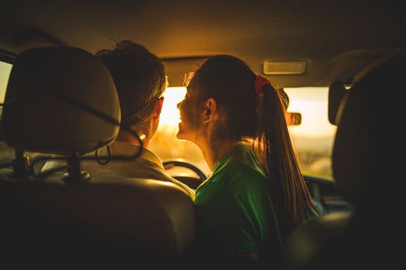 Deset procent českých řidičů se přiznává k tomu, že se při řízení auta líbá se spolujezdcem nebo spolujezdkyní.