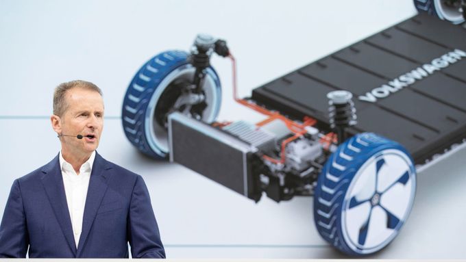 Herbert Diess představuje plány do budoucna a platformu MEB, kterou nabízí i ostatním automobilkám, aby si ji od VW koupily.