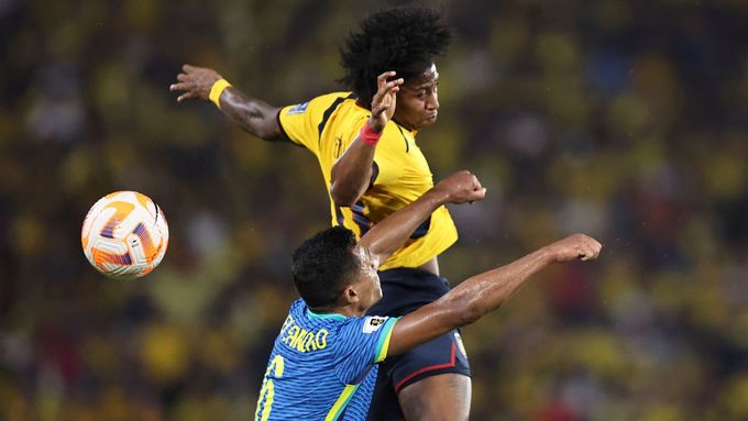 Obránce Ekvádoru Angelo Preciado (nahoře) v souboji s Brazilcem Alexem Sandrem v utkání jihoamerické kvalifikace MS 2026