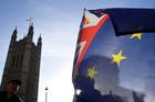 Británie vyhlíží jednání s EU o irské pojistce, Brusel se ale změnám v brexitu brání