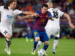 Lionel Messi prochází mezi Davidem Bystroněm a Petr Jiráčkem.