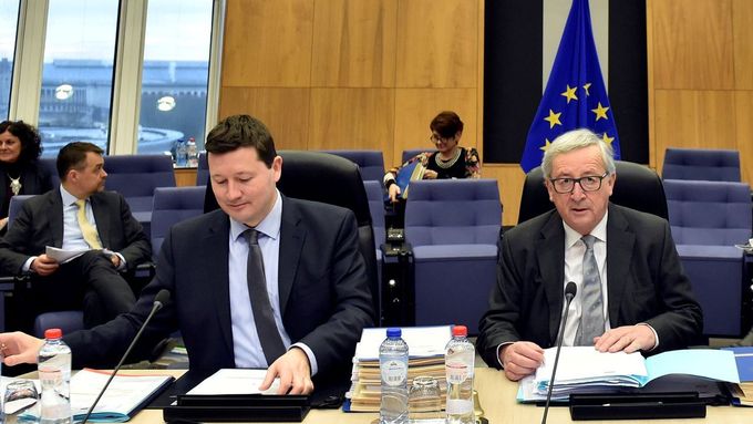 Martin Selmayr sedí po pravici Jean-Clauda Junckera.
