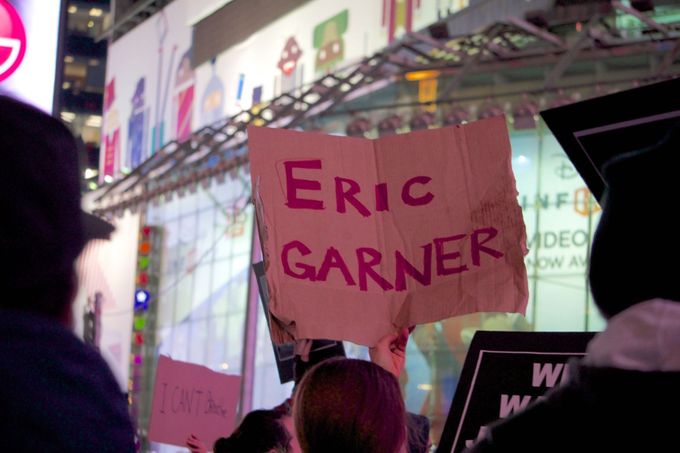 Třiačtyřicetiletý Eric Garner zemřel na následky škrcení policistou, jenž ho chtěl na jedné z rušných newyorských ulic zatknout za prodej pašovaných cigaret.