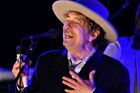 Tajemný Bob Dylan převzal ve Stockholmu Nobelovu cenu za literaturu. Novinářům vstup zakázán