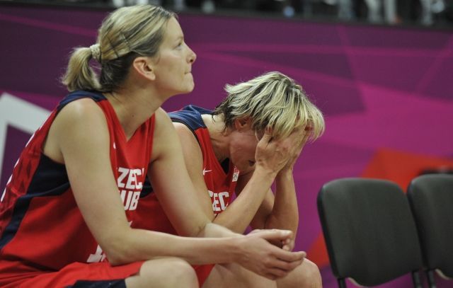 České basketbalistky Eva Vítečková a Hana Horáková smutní po prohraném čtvrtfinálovém utkání s Francií na OH 2012 v Londýně.