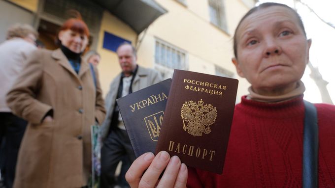 Obyvatelka Simferopolu, která disponuje ruským i ukrajinským pasem - ilustrační foto.