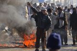 Rozvášněný dav v hlavním městě Kábulu zapálil část obytné zóny pro cizince.