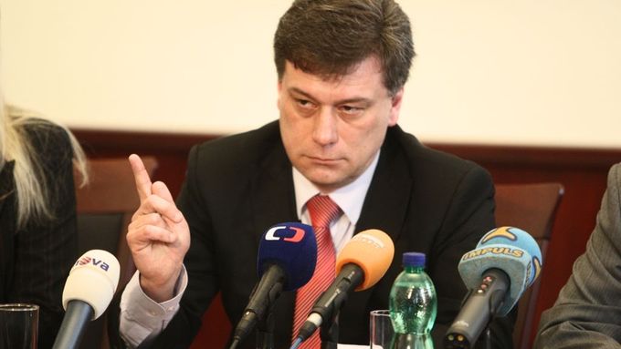 Ministr spravedlnosti Pavel Blažek se na brífinku ostře pustil do Pavla Hasenkopfa