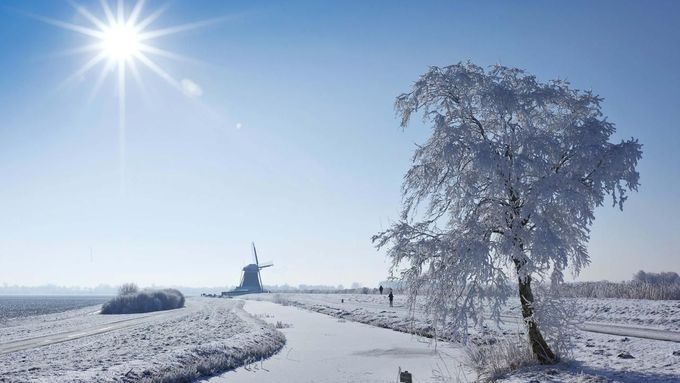 Zamrzlá krajina nedaleko nizozemské vesničky Zevenhuizen.