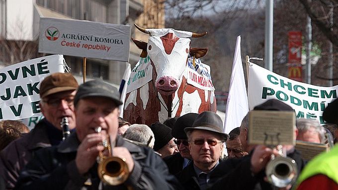 Demonstrující zemědělci požadují snížení kvót na výrobu mléka.